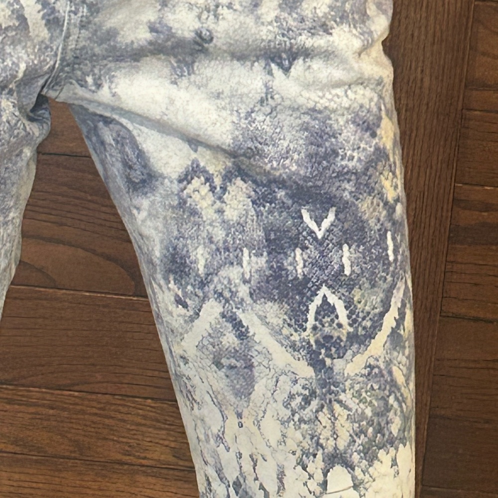 Parasuco. Snakeskin look. 29 x 32. Stretch. Women's Blue Patterned Jeans - Picture 2 of 6
